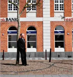  ??  ?? Adm. dir. Jan Ulsø Madsen foran Vestjysk Bank i Lemvig.