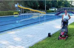  ?? FOTO: HANS-PETER STADERMANN ?? Fast alle Becken im Schwimmbad sind schon mit frischem Brunnenwas­ser gefüllt. Nun werden die Rasenfläch­en gepflegt. Auch Schwimmmei­sterin Eileen Hopf packt mit an.