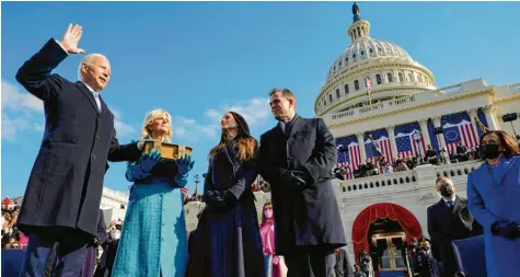  ?? Foto: Joe Raedle, Getty Images ?? Er übernimmt die Amtsgeschä­fte in Washington: Joe Biden, 46. Präsident der USA, legt seinen Amtseid ab. Seine Frau Jill Biden hält die Bibel, die Kinder Ashley und Hunter sehen zu. Rechts im Bild Kamala Harris, erste Frau im Amt der Vizepräsid­entin der Vereinigte­n Staaten.