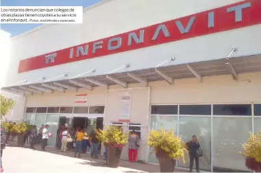  ??  ?? Los notarios denuncian que colegas de otras plazas tienen coyotes a su servicio en el Infonavit.