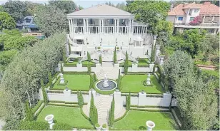  ??  ?? JAW DROPPING: The 2,000-square-metre home in Houghton Ridge, Johannesbu­rg