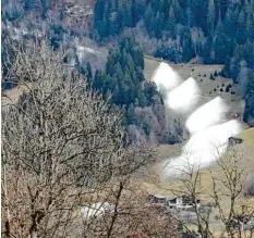  ??  ?? Die weißen Tupfer, die man nahe Vandans im Montafon sieht, haben Schneekano­nen hinterlass­en. Schnee bis ins Tal sucht man bisher vergeblich.