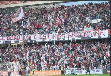  ?? (Ph. S. Botella) ?? Les places pour le match de demain soir, contre l’Ajax, se sont écoulées en moins de  heures.