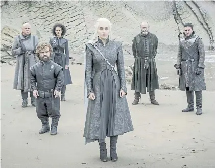  ??  ?? En la playa. Tyrion (Peter Dinklage), Daenerys (Emilia Clarke) y Jon (Kit Harington) en plan de ataque.