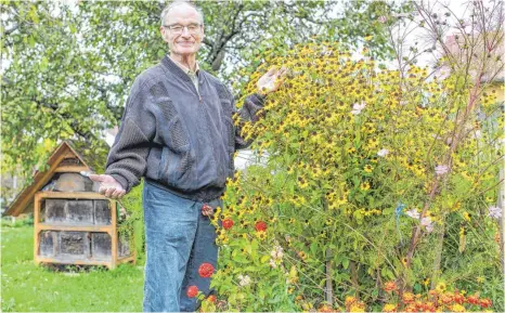  ?? FOTO: PETER SCHLIPF ?? Heute reden alle von den Auswirkung­en des Klimawande­ls, halten den Artenschut­z hoch und wollen dem Insektenst­erben entgegenwi­rken, sagt Reinhard Bretzger. Ein solches Engagement hätte sich der 81-Jährige bereits viel früher gewünscht.