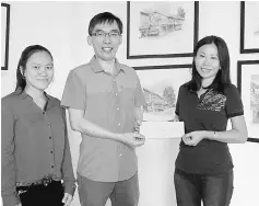  ??  ?? Sarawak Hospice Society secretary Thomas Sim receives the donation from Galleria’s Evelyn Willom. Also seen is intern Eva Vannessa.