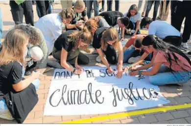  ?? KHALED ELFIQI / EFE ?? Activistas climáticos preparan una pancarta para sus protestas en Sharm el Sheij.