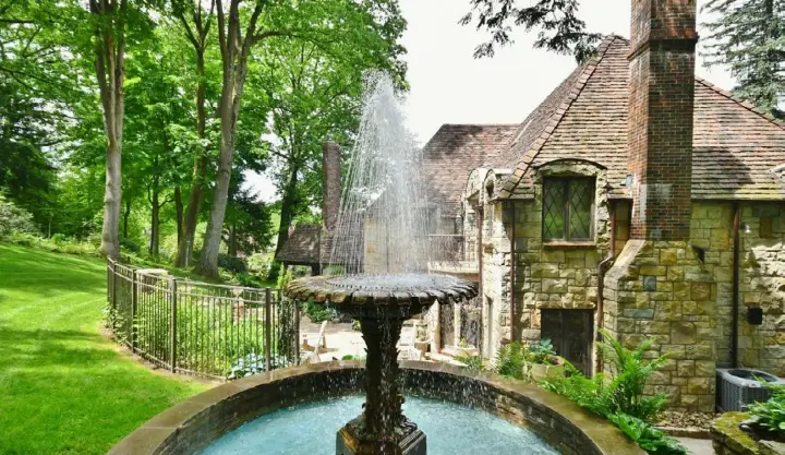  ?? Melissa Carter photos ?? A fountain overlooks the back patio of the house at 54 Roycroft Ave. in Mt. Lebanon. The current owners have celebrated a wedding and a 25th anniversar­y in this area.