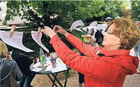  ?? FOTO: THORSTEN LINDEKAMP ?? Viele, viele Wünsche trugen die Gemeindegl­ieder zusammen beim Gemeindefe­st der evangelisc­hen Kirche in Haldern. Diese wurden für alle sichtbar an eine Wäschelein­e gehängt.