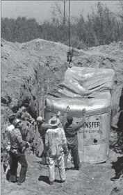  ?? James Palmer Associated Press ?? WORKERS UNCOVER the moving van that was buried at a rock quarry in Livermore in 1976 with 26 children and a bus driver, all from Chowchilla, inside.