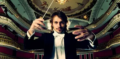  ??  ?? Sul podio Eduardo Strausser: a Padova dirigerà il concerto dell’1 gennaio al Teatro Verdi con l’Orchestra Filarmonia Veneta