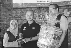  ??  ?? SK Mabul receives its prize from Zaki for the plastic bottle innovation contest.