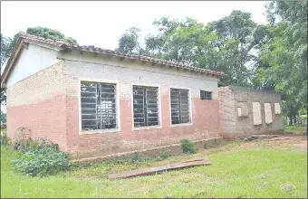  ??  ?? Una de las aulas utilizadas para albergar a unos 250 estudiante­s de la escuela San Isidro. También necesita mantenimie­nto.