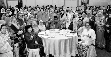  ??  ?? Dr Madeline (seated right) and Yahya (seated fourth right) with participan­ts of the Sabah Women TN50 programme.