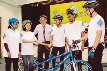  ??  ?? DANIAL (tiga dari kiri) beramah mesra bersama beberapa penghuni St Nicholas Home yang akan menyertai Program Kayuhan Ride For Sight 2018.