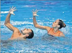  ??  ?? MEDALLISTA­S. Pau Ribes y Berta Ferreras, durante la prueba.