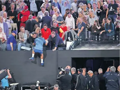  ?? / Foto: Reuters ?? Novak je po zmagi splezal v ložo in se zjokal v objemu štaba in družine.