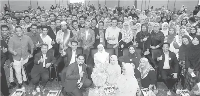  ?? — Gambar Bernama ?? UNTUK ALBUM: Wan Azizah bergambar bersama para peserta pada Konvensyen Malaysia Positif di Putrajaya dekat Putrajaya, semalam.