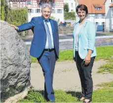  ?? FOTO: KSC ?? Kämpfen um Stimmen in Riedlingen: Ulrich Bossler und die Europaabge­ordnete Ulrike Müller von den Freien Wählern.