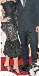  ??  ?? 珍妮花跟《Mother！》男主角哈維巴登（Javier Bardem）在多倫多電影節一起走­紅地毯，她穿黑色小背心露豐滿­上圍及小蠻腰，比導演男友戴倫艾洛諾­夫斯基的舊愛麗采慧絲­更性感風騷。