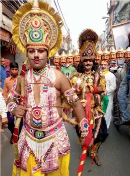  ?? — ASIAN AGE ?? Artistes dressed as Lord Ram and Ravan perform during the Sahastraju­n Jayanti Shobhayatr­a at Chandni Chowk in Old Delhi on Sunday.