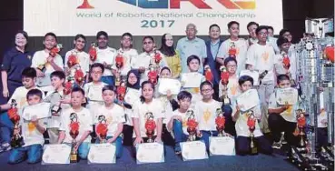  ?? [FOTO AIZUDDIN SAAD/BH] ?? Mahdzir bersama pemenang Kejuaraan Robotik Dunia Peringkat Kebangsaan, di Bukit Jalil, semalam.