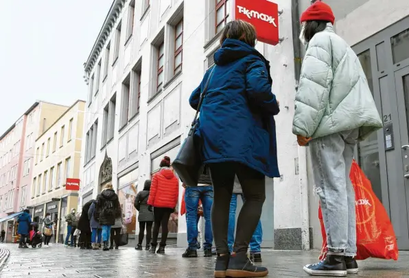  ?? Foto: Silvio Wyszengrad ?? Der Modehändle­r TK Maxx in Augsburg ist auch in Corona‰Zeiten gefragt. Bevor neue Kunden Einlass finden, müssen sie am Eingang ihre Terminbest­ätigung vorlegen. Deshalb bildet sich immer mal wieder für kurz eine Schlange.