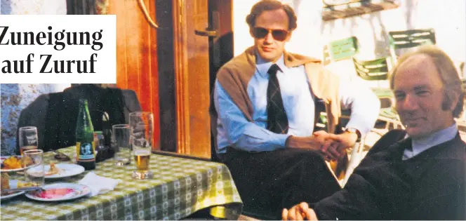  ??  ?? Verbundenh­eit bis zur letzten Neige: Peter Fabjan und sein Halbbruder Thomas Bernhard beim „Gambrinusw­irt“in Gmunden, aufgenomme­n in den 1970er-Jahren.