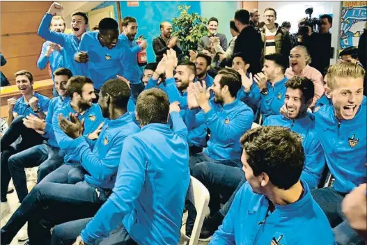  ?? LLEIDA ESPORTIU ?? La plantilla del Lleida Esportiu celebra su cruce con el Atlético de Madrid tras ver el sorteo por televisión