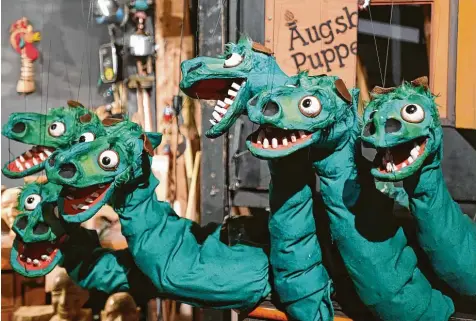  ?? Fotos: Ulrich Wagner ?? Die Furien des Höllenfürs­ten Pluto empfangen die Besucher der neuen Puppenkist­enausstell­ung.