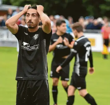  ?? Foto: Christian Kruppe ?? So sieht es aus, wenn man eine Riesenchan­ce vergeben hat: Turgay Karvar vom TSV Schwabmünc­hen beim Auftaktspi­el gegen Landsberg. Beim FC Pipinsried wollen die Schwabmünc­hner weiter punkten.