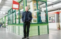  ?? Foto: Daniel Bockwoldt, dpa ?? Christoph Busch vor seinem „Erzähl Kiosk“in Hamburg.