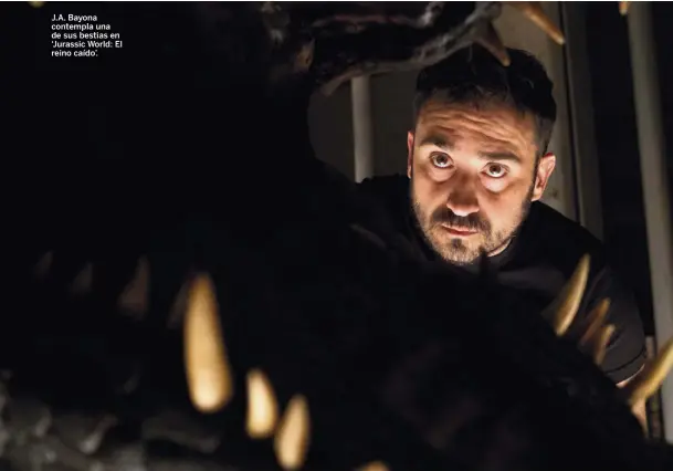  ??  ?? J.A. Bayona contempla una de sus bestias en ‘Jurassic World: El reino caído’.