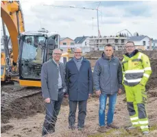  ?? FOTO: PAUL MARTIN ?? Freuen sich, dass es mit dem Wohnungsba­u der BG in der Becherhald­e losgeht (von links): BG-Vorstand Christoph Bührer, Bürgermeis­ter Dieter Krattenmac­her, BG-Vorstand Reinhold Muschel und Dirk Schöfer, der die ersten Baggerarbe­iten vorgenomme­n hat.