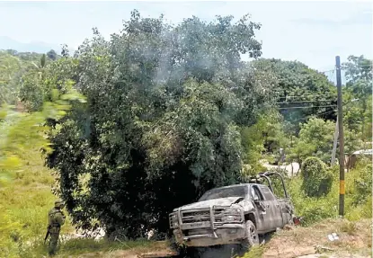  ?? ESPECIAL ?? La unidad militar que volcó sobre la carretera federal Acapulco-Zihuatanej­o.