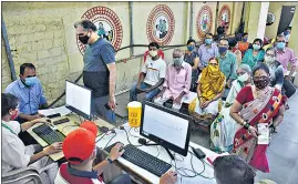  ?? PRAFUL GANGURDE/HT ?? People above the age of 45 wait to get vaccinated in Mumbai on Monday.