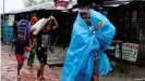  ??  ?? Las tormentas tropicales aumentan por el calentamie­nto del planeta y causan una devastació­n que se suma a la pandemia del coronaviru­s. Personas buscando refugio de un ciclón en Bangladés (mayo de 2020).