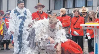  ?? FOTO: EDWIN HÜGLER ?? Mit der traditione­llen Maskentauf­e sind die Akteure der Aalener Fasnachtsz­unft „Zum Sauren Meckereck“in die neue Saison gestartet.