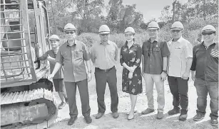  ??  ?? UNTUK ALBUM: Julaihi (dua kiri) bersama tetamu kehormat lain yang hadir pada majlis pecah tanah projek calet Sebuyau.