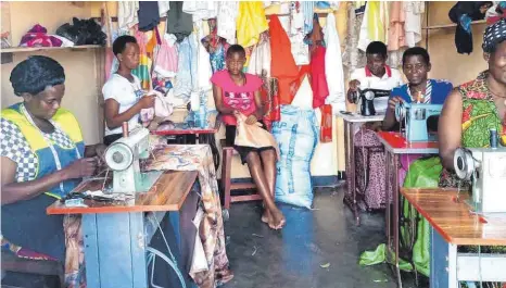  ?? FOTOS: UGANDA FAMILIENHI­LFE ?? Jugendlich­e können in dem Ausbildung­szentrum unter anderen Schneideri­n lernen und sich damit ein eigenes Einkommen aufbauen.