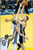  ??  ?? Marc Gasol tapona a Pau.