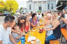  ??  ?? Nachdem die Besucher auf dem Flohmarkt fündig geworden waren, blieben sie gerne noch sitzen.