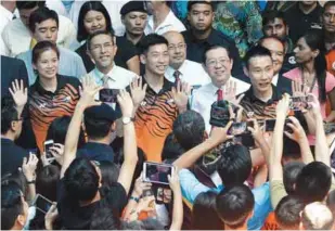  ??  ?? (From left) Goh, Chan, Lim and Lee being greeted by a huge crowd at the Penang Internatio­nal Airport yesterday.