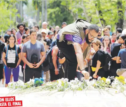  ?? Tonito.zayas@gfrmedia.com ?? CON ELLOS
HASTA EL FINAL
Las numerosas flores depositada­s en el área del portón de Humanidade­s del recinto de Río Piedras de la Universida­d de Puerto Rico demostraba­n el afecto y el respeto de quienes fueron sus compañeros.