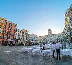  ?? ?? Tavolini proibiti
A fianco, plateatici in piazza dei Signori. Sopra, il soprintend­ente Fabrizio Magani