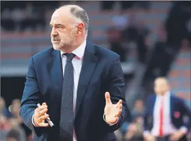  ??  ?? Pablo Laso, entrenador del Real Madrid, confirmó la entrada en convocator­ia de Llull FOTO: EFE