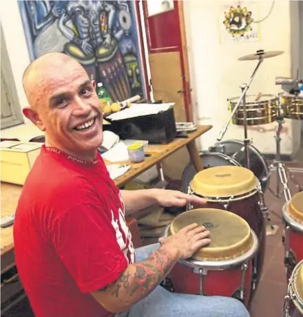  ??  ?? BAM BAM MIRANDA. El percusioni­sta peruano fue una figura clave para la música de Córdoba e influyó en artistas de todos los géneros.