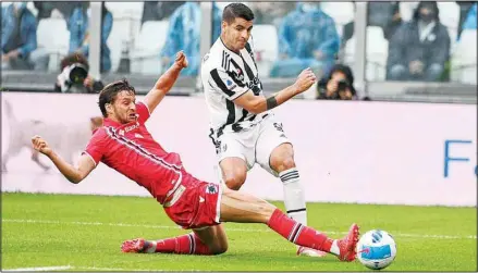  ?? ?? Juventus’ Alvaro Morata, right, and Sampdoria’s Bartosz Bereszynsk­i fight for the ball during the Italian Serie A soccer match between Juventus and Sampdoria, in Turin, Italy, on Sept. 26. (AP)