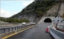  ?? (Photo Jean-François Ottonello) ?? Dès demain, les usagers roulant en direction de l’Italie empruntero­nt le tunnel de la Borne-Romaine. En sens inverse, le trafic en direction d’Aix basculera sur la chaussée opposée.