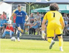  ?? FOTO: ELKE OBSER ?? Burhan Soyudogru (li.) war diese Saison auch schon verletzt, er steht dem FV Ravensburg im Spiel gegen den SSV Reutlingen aber zur Verfügung.